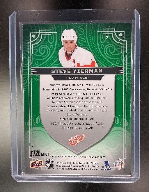 2022 Upper Deck Stature Steve Yzerman #7 Auto Photo Variant Green /10