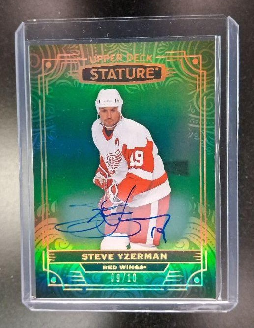2022 Upper Deck Stature Steve Yzerman #7 Auto Photo Variant Green /10